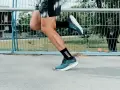 Biegacz w butach Brooks z widoczną pronacją stopy, podczas treningu na zewnątrz.