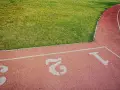 Tor do biegania z numerami torów 1, 2, 3. Idealne miejsce na bieg na 5 km czas amatora.