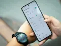 Zegarek smartwatch nie chce się włączyć, a na ekranie telefonu widać aplikację Samsung Health z danymi o aktywności.