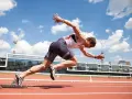 Lekkoatleta w dynamicznym biegu, ćwiczenia na szybkość na bieżni stadionu.