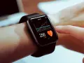 Aplikacja do smartwatch pokazuje aktywność: 256 kcal, tętno 120 BPM. Dbałość o zdrowie na wyciągnięcie ręki.