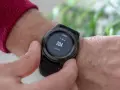 Sprawdzam, czy Apple Watch dobrze liczy kalorie. Na ekranie widać 204 kcal i 10000 kroków.