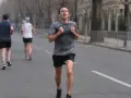 Mężczyzna biegnie w półmaratonie, zdeterminowany, by osiągnąć swój cel.