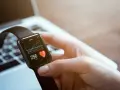 Dłoń trzyma smartwatch z ekranem aktywności, pokazującym 256 kcal. To idealny zestaw smartfon + smartwatch play dla aktywnych.