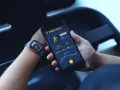 Smartwatch i telefon synchronizują dane treningowe. Zobacz, jak połączyć smartwatcha z telefonem, by śledzić bieganie i inne aktywności.