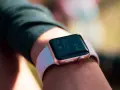 Złoty smartwatch z Google Play na nadgarstku, pokazuje godzinę 6:13 i informacje o aktywności.