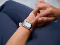 Dłoń próbuje obudzić smartwatch, który nie reaguje na ruch.