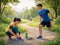 Para, przygotowująca się do biegania w parku. Ona wiąże buty, on rozciąga nogę. To właśnie jogging!