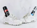 Białe sneakersy z włożonymi do środka dezodorantami do butów. Skuteczne domowe sposoby na śmierdzące buty.