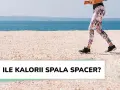 Kobieta w legginsach z motywem roślinnym biegnie po plaży. Ile kalorii spala spacer?