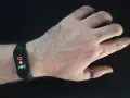 Nadgarstek z opaską fitness, która pokazuje tętno. Niestety, aplikacja FitPro nie działa, co uniemożliwia śledzenie postępów.