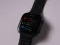 Czarny zegarek fit pro pokazuje dzienne postępy: 134 kcal spalonych, 6 min ćwiczeń i 11h na nogach.