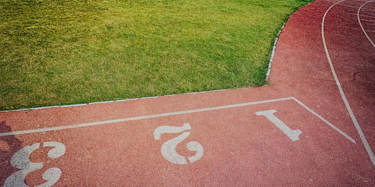 Tor do biegania z numerami torów 1, 2, 3. Idealne miejsce na bieg na 5 km czas amatora.