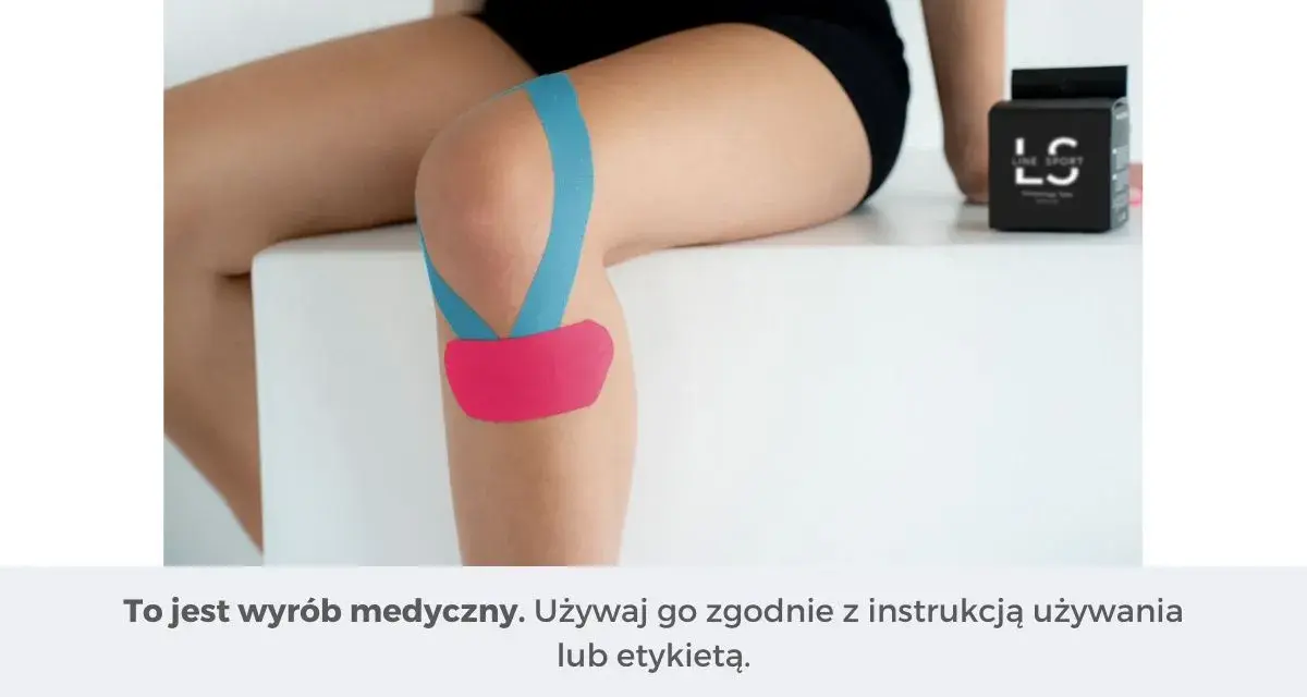 Pokazano, jak nakleić tejpy na kolano. Niebieskie i różowe plastry wspierają staw.