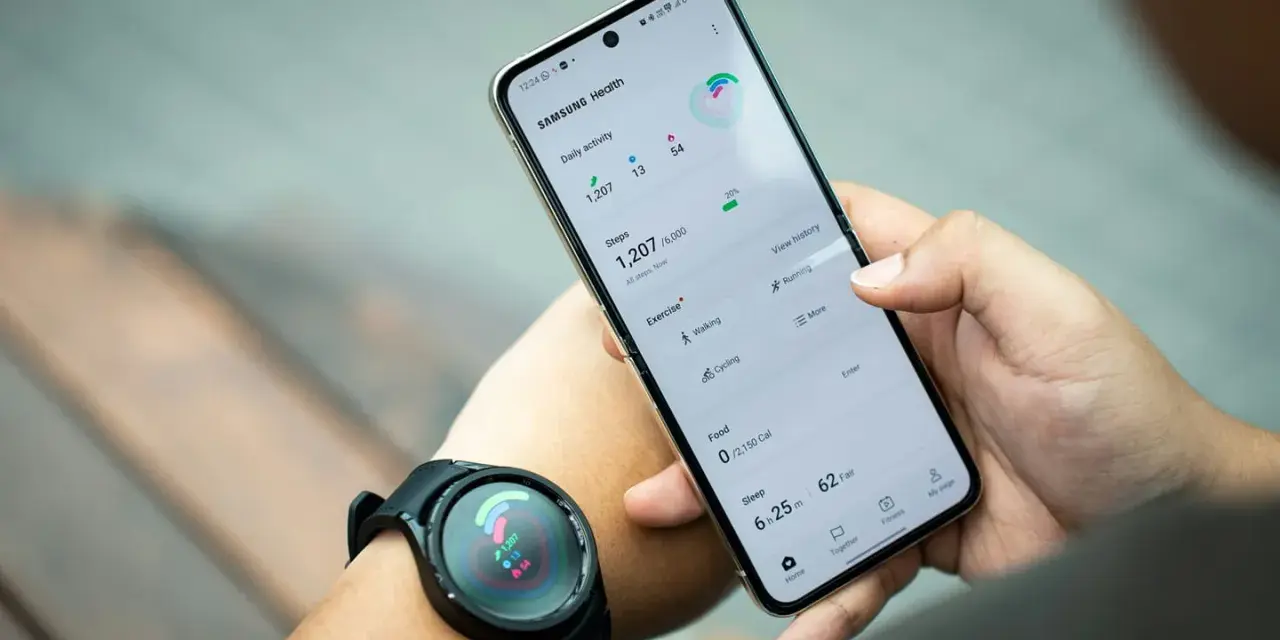 Zegarek smartwatch nie chce się włączyć, a na ekranie telefonu widać aplikację Samsung Health z danymi o aktywności.