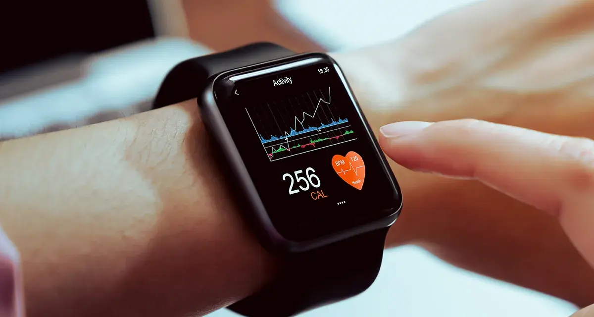 Aplikacja do smartwatch pokazuje aktywność: 256 kcal, tętno 120 BPM. Dbałość o zdrowie na wyciągnięcie ręki.