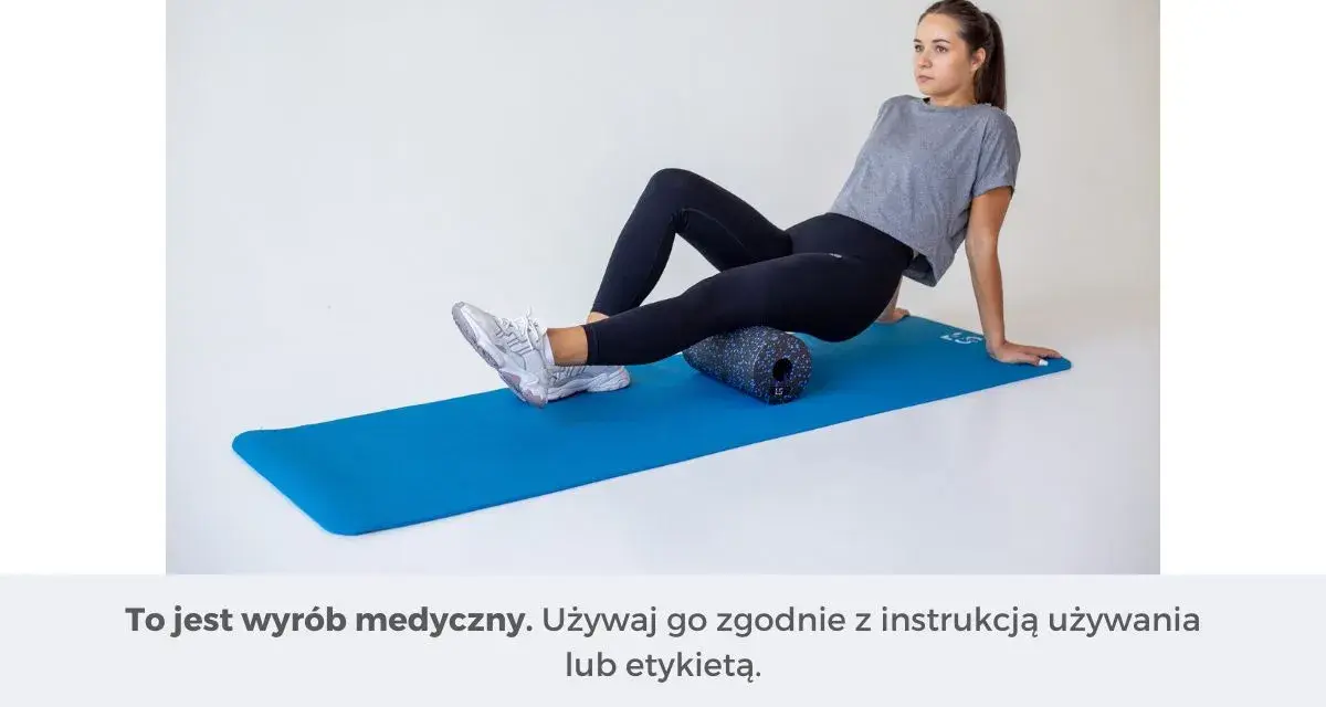 Kobieta wykonuje ćwiczenia na wałku do masażu, dbając o kolano skoczka.