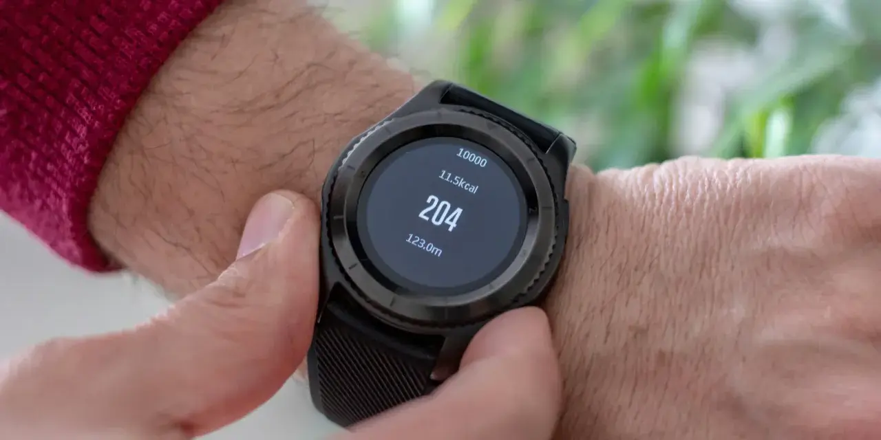 Sprawdzam, czy Apple Watch dobrze liczy kalorie. Na ekranie widać 204 kcal i 10000 kroków.