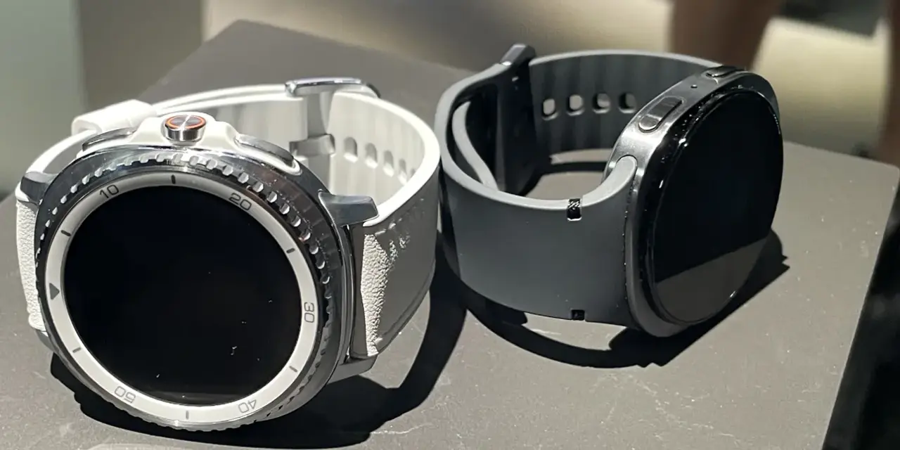 Dwa smartwatche, biały i szary, leżą obok siebie. Dowiedz się, jak namierzyć smartwatch, gdy zgubisz go w domu lub na spacerze.
