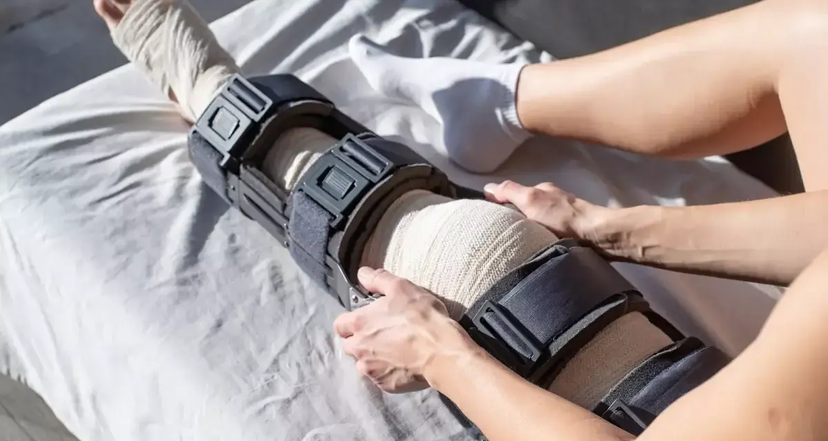 Instrukcja, jak założyć ortezę na kolano, z bandażem i stabilizatorem.