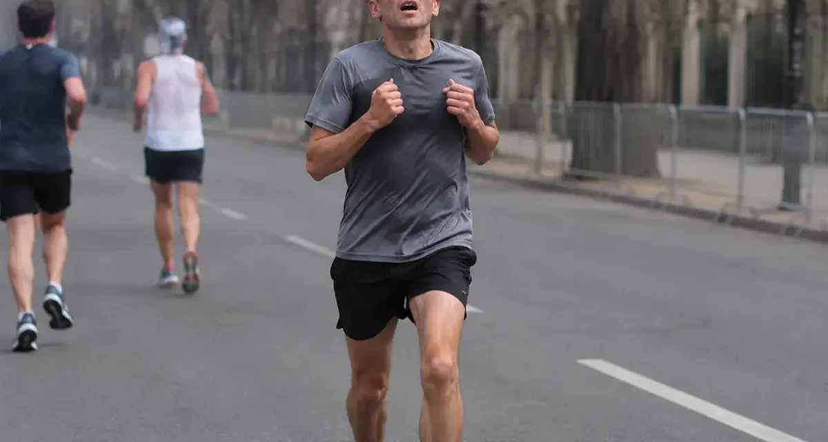 Mężczyzna biegnie w półmaratonie, zdeterminowany, by osiągnąć swój cel.