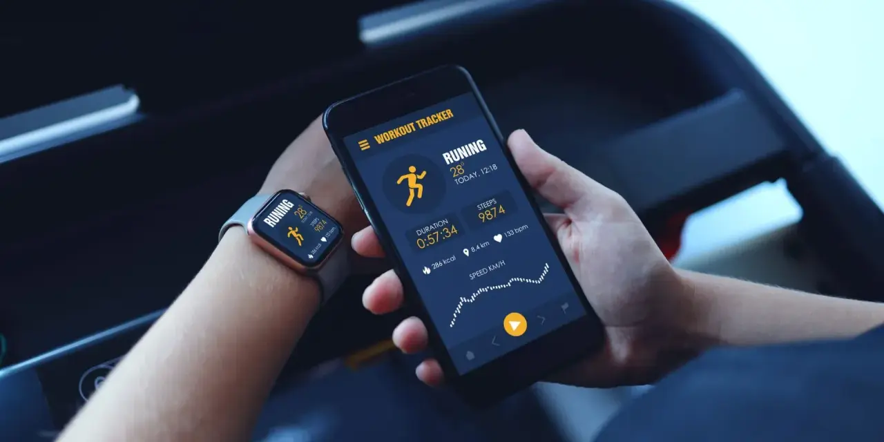 Smartwatch i telefon synchronizują dane treningowe. Zobacz, jak połączyć smartwatcha z telefonem, by śledzić bieganie i inne aktywności.