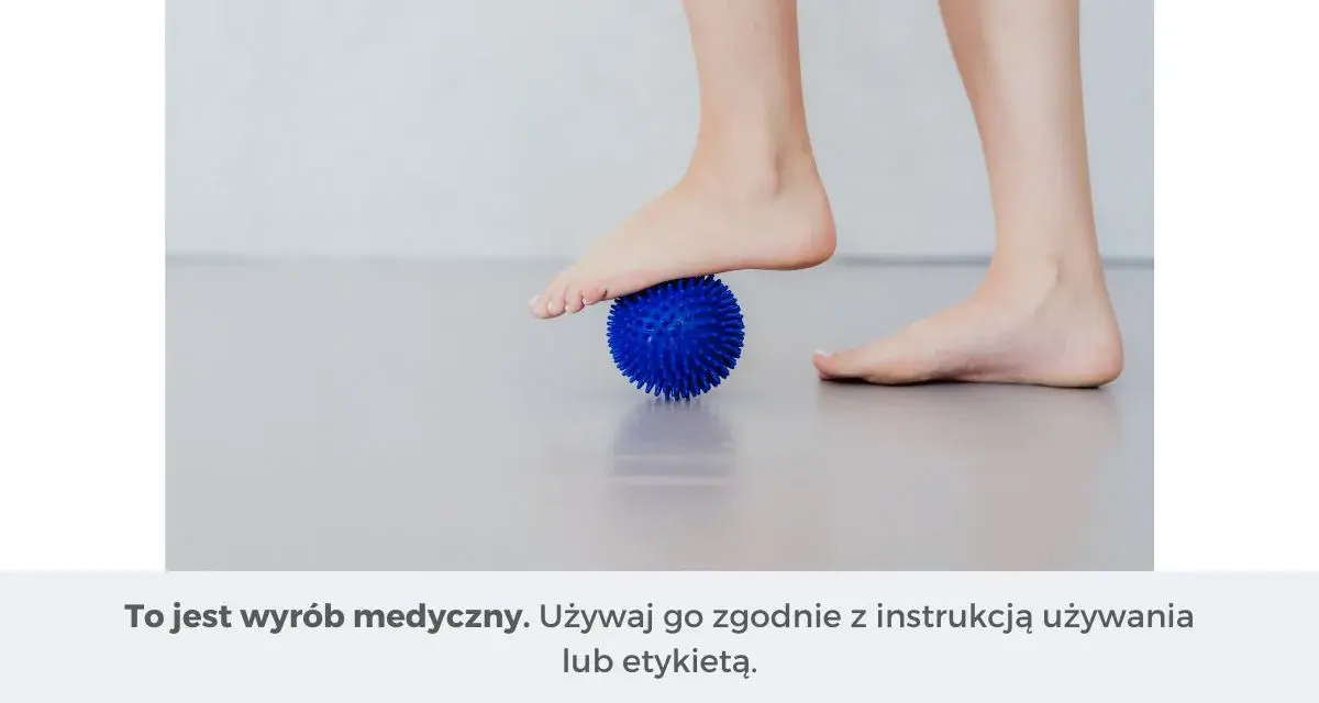 Rolowanie rozcięgna podeszwowego stopy na niebieskiej, kolczastej piłeczce. Pomaga w rozluźnieniu mięśni.