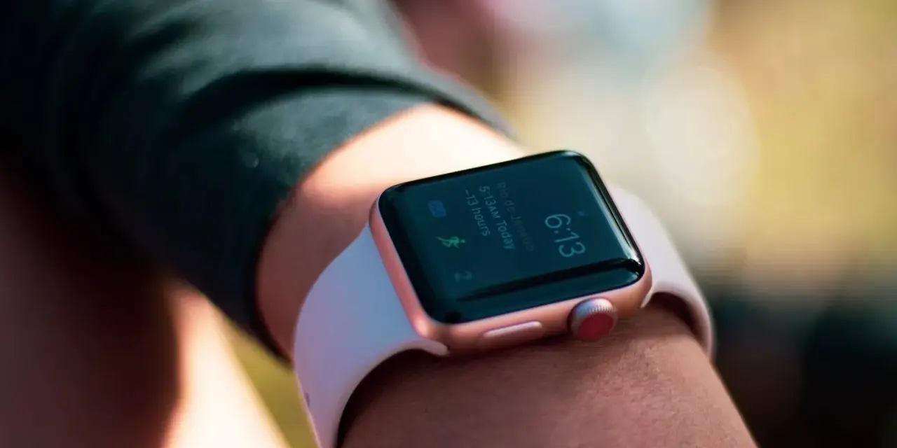 Złoty smartwatch z Google Play na nadgarstku, pokazuje godzinę 6:13 i informacje o aktywności.