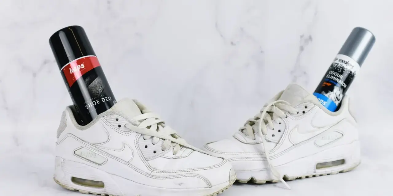 Białe sneakersy z włożonymi do środka dezodorantami do butów. Skuteczne domowe sposoby na śmierdzące buty.