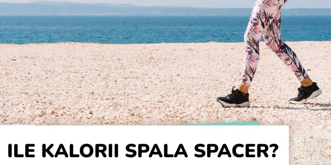 Kobieta w legginsach z motywem roślinnym biegnie po plaży. Ile kalorii spala spacer?