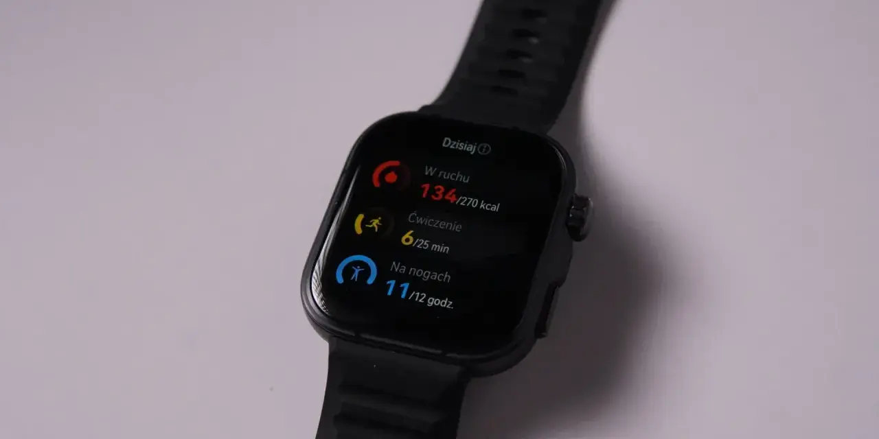 Czarny zegarek fit pro pokazuje dzienne postępy: 134 kcal spalonych, 6 min ćwiczeń i 11h na nogach.
