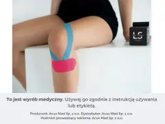 Pokazano, jak nakleić tejpy na kolano. Niebieskie i różowe plastry wspierają staw.