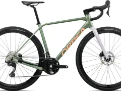 Zielony rower gravel Orbea z pomarańczowym napisem. Idealny na szutrowe trasy, bo gravel to wszechstronność.