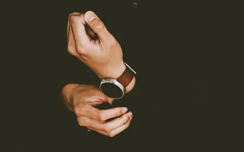 Mężczyzna zakłada smartwatch, by dowiedzieć się, jak ustawić krokomierz na rękę.