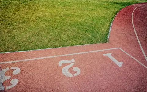 Tor do biegania z numerami torów 1, 2, 3. Idealne miejsce na bieg na 5 km czas amatora.