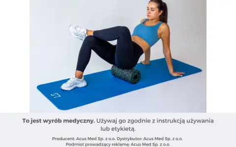Kobieta wykonuje ćwiczenia na ból pośladków, używając rollera do masażu na macie.