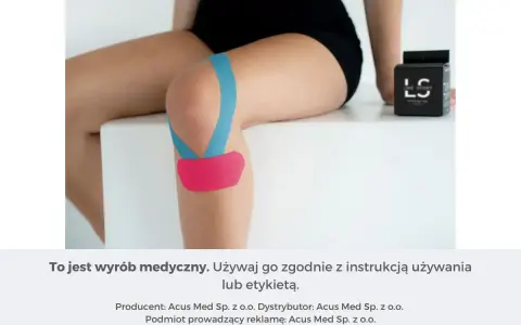 Pokazano, jak nakleić tejpy na kolano. Niebieskie i różowe plastry wspierają staw.