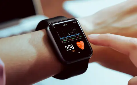 Aplikacja do smartwatch pokazuje aktywność: 256 kcal, tętno 120 BPM. Dbałość o zdrowie na wyciągnięcie ręki.