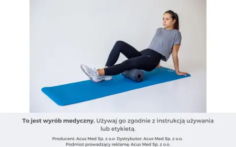 Kobieta wykonuje ćwiczenia na wałku do masażu, dbając o kolano skoczka.