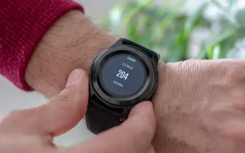 Sprawdzam, czy Apple Watch dobrze liczy kalorie. Na ekranie widać 204 kcal i 10000 kroków.