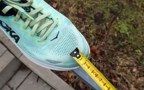 Miarka mierzy szerokość buta do biegania. Czy buty do biegania nadają się do chodzenia? Zobaczmy, jak się sprawdzą.