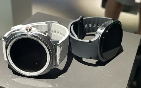 Dwa smartwatche, biały i szary, leżą obok siebie. Dowiedz się, jak namierzyć smartwatch, gdy zgubisz go w domu lub na spacerze.