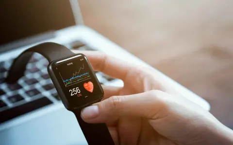 Dłoń trzyma smartwatch z ekranem aktywności, pokazującym 256 kcal. To idealny zestaw smartfon + smartwatch play dla aktywnych.