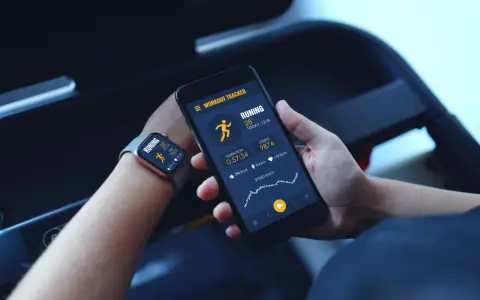 Smartwatch i telefon synchronizują dane treningowe. Zobacz, jak połączyć smartwatcha z telefonem, by śledzić bieganie i inne aktywności.