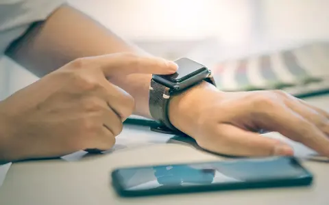 Osoba dotyka ekranu smartwatcha, aby sprawdzić, jak włączyć bluetooth w smartwatch.