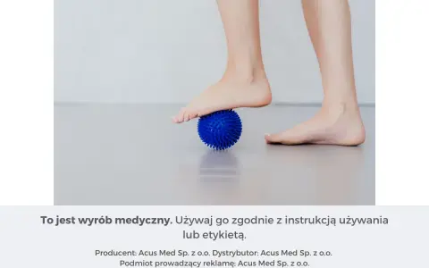 Rolowanie rozcięgna podeszwowego stopy na niebieskiej, kolczastej piłeczce. Pomaga w rozluźnieniu mięśni.