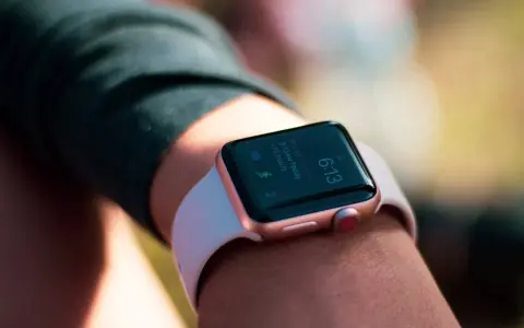 Złoty smartwatch z Google Play na nadgarstku, pokazuje godzinę 6:13 i informacje o aktywności.