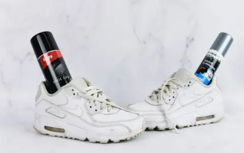 Białe sneakersy z włożonymi do środka dezodorantami do butów. Skuteczne domowe sposoby na śmierdzące buty.