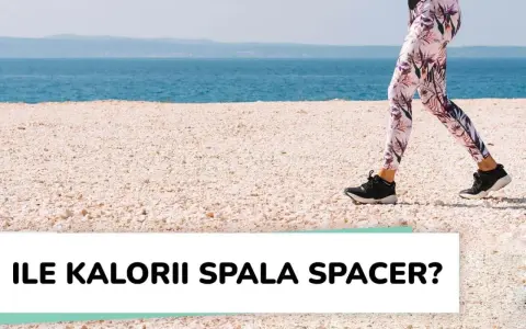 Kobieta w legginsach z motywem roślinnym biegnie po plaży. Ile kalorii spala spacer?