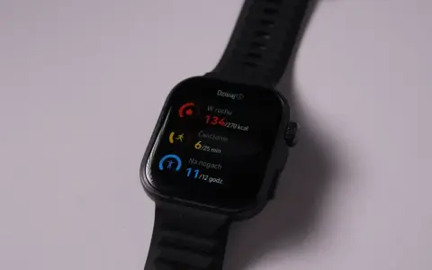Czarny zegarek fit pro pokazuje dzienne postępy: 134 kcal spalonych, 6 min ćwiczeń i 11h na nogach.